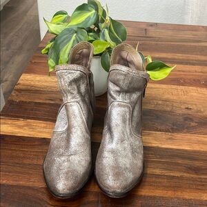 Seychelles Silver Ankle Booties with Metallic Finish